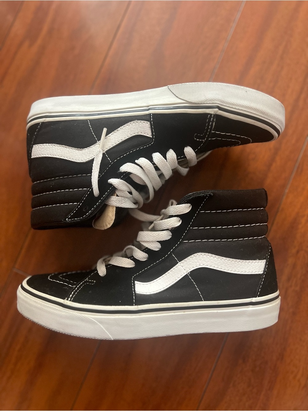 classic Vans Sk8-Hi in black and white features a durable high-top canvas and su